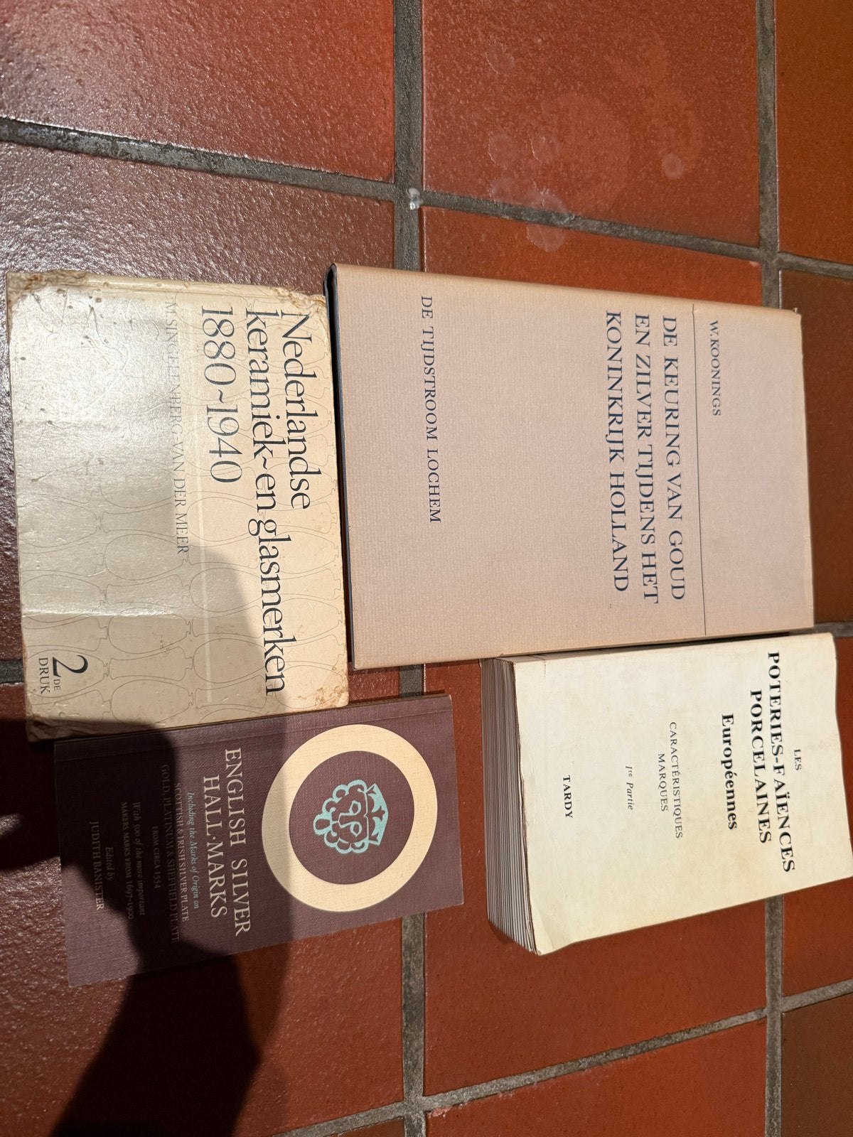 Collectie naslagwerken over merken op keramiek, glas en zilv, Ophalen of Verzenden, Gelezen, Overige onderwerpen