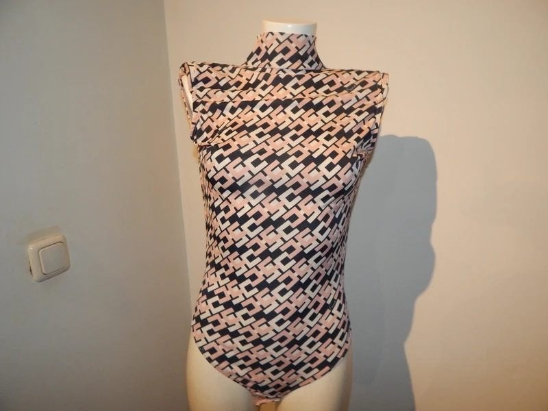 Elisabetta Franchi stretch body monogram print open rugI44, Maat 38/40 (M), Zo goed als nieuw, Zonder mouw, Meerkleurig