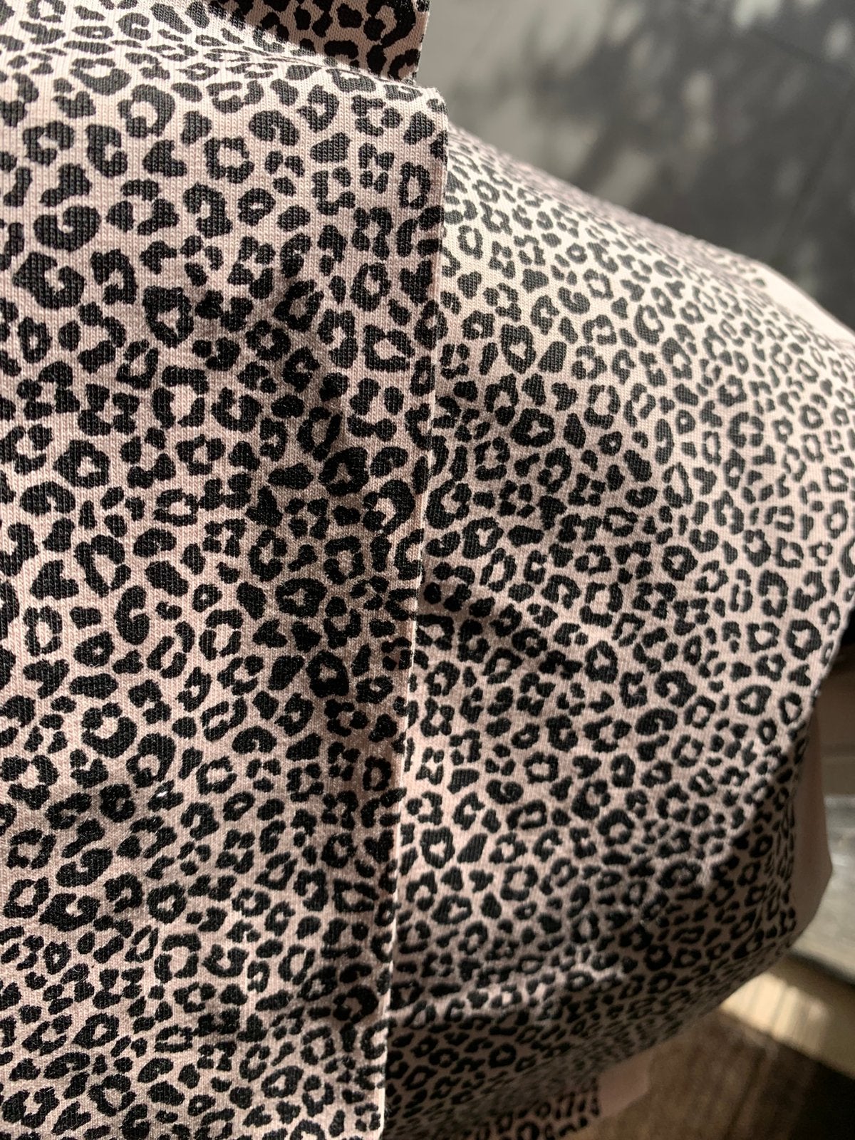 1m coupon Katoentricot panterprint stof zand, 120 cm of meer, Nieuw, Ophalen of Verzenden, Katoen