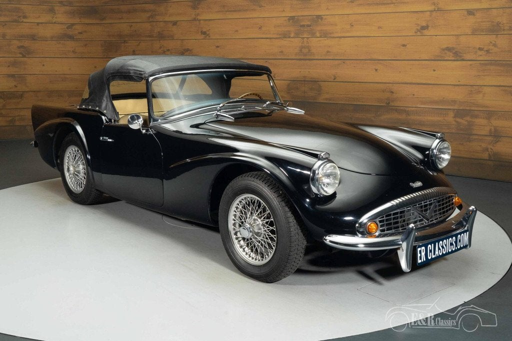 Daimler SP 250 Dart Cabriolet | 1961, Achterwielaandrijving, Beige, Cabriolet, Zwart