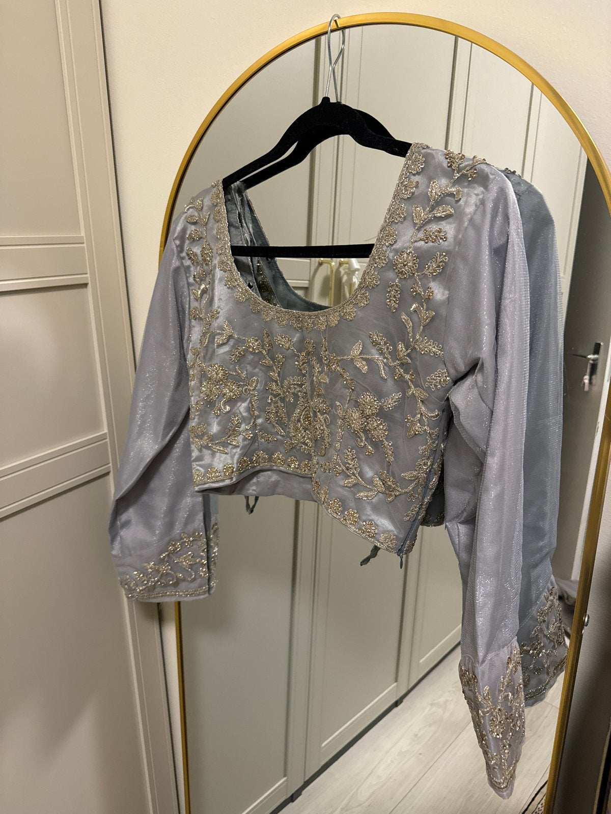 Prachtige grijze Indiase lengha met gouden borduursels, Ophalen, Galajurk, Zo goed als nieuw, Maat 36 (S)
