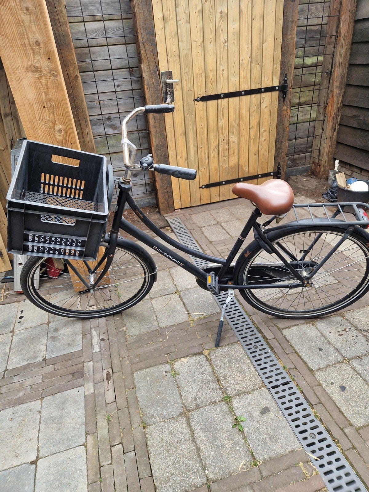 zwarte cumberland dames/meidenfiets met krat voorop, Ophalen, Terugtraprem, Gebruikt, 47 tot 50 cm
