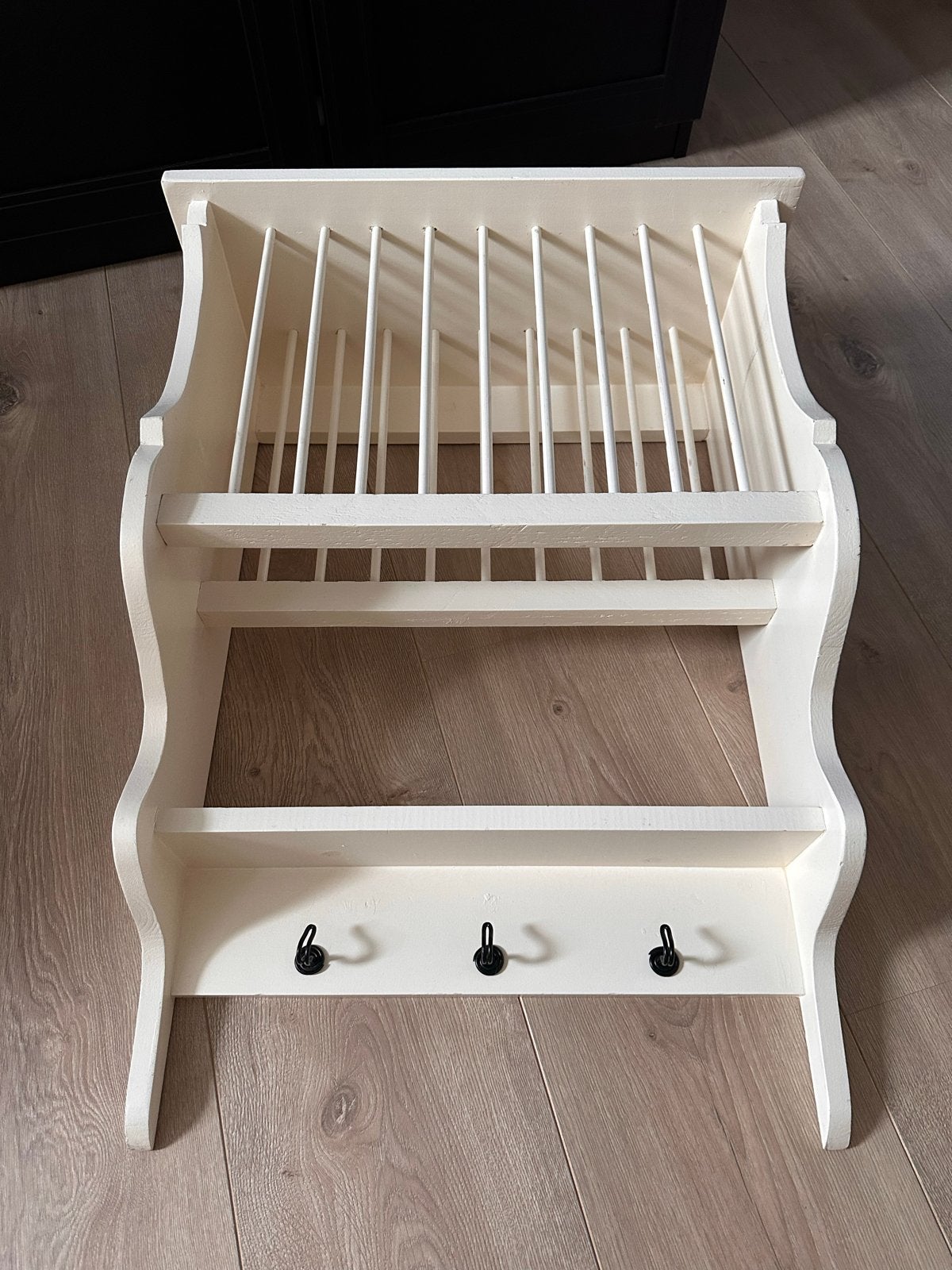 Crèmekleurig houten bordenrek met haken, Gebruikt, Bordenrek, Hout, Overige merken