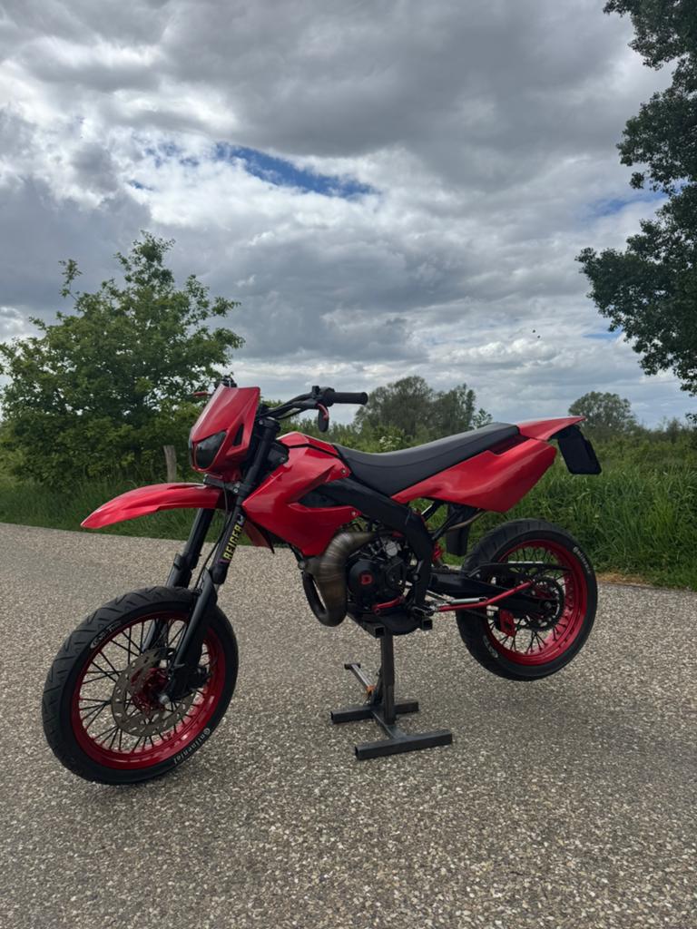Derbi Senda SM 70cc/80cc- Apple Candy Red - Stage 2 Getuned, Ophalen, 6 versnellingen, Maximaal 45 km/u, Zo goed als nieuw