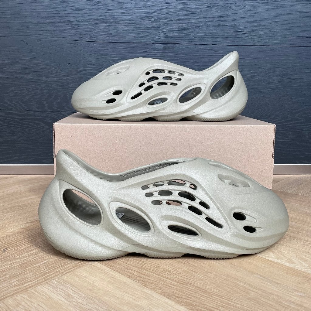Yeezy Foam RNNR Stone Salt maat 51 NIEUW, Ophalen of Verzenden, Nieuw, Overige kleuren