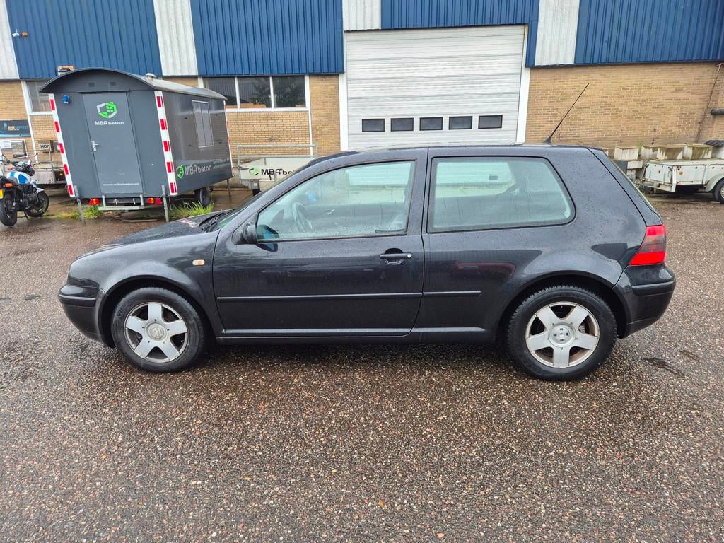 Volkswagen Golf 1.8-5V Highline automaat/ trekhaak, Auto's, Gebruikt, 4 cilinders, Zwart, Bedrijf