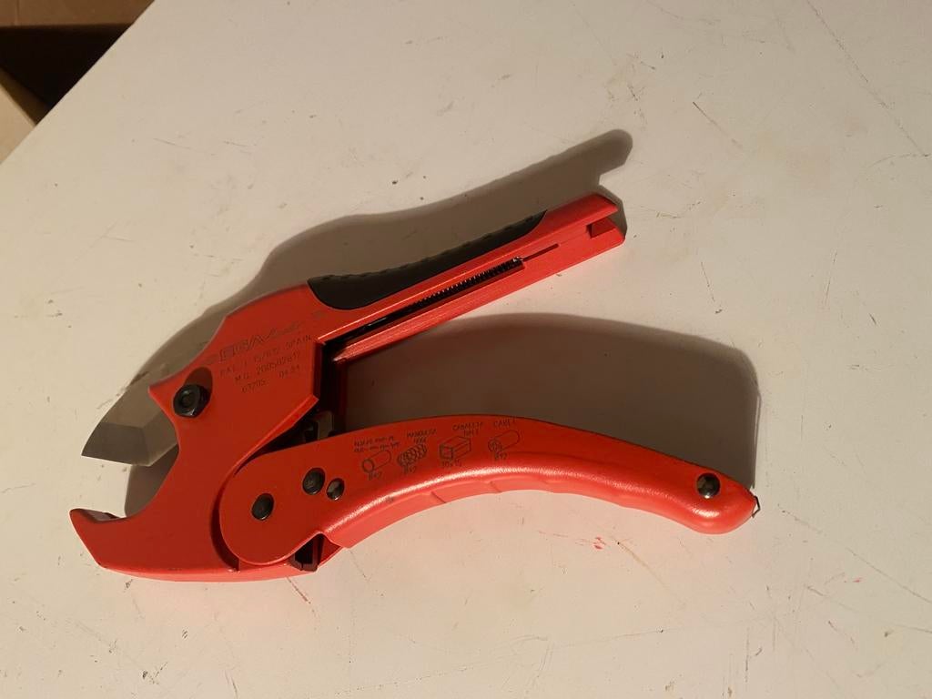 Buiskniptang PVC pijpensnijder, Ophalen of Verzenden, Zo goed als nieuw