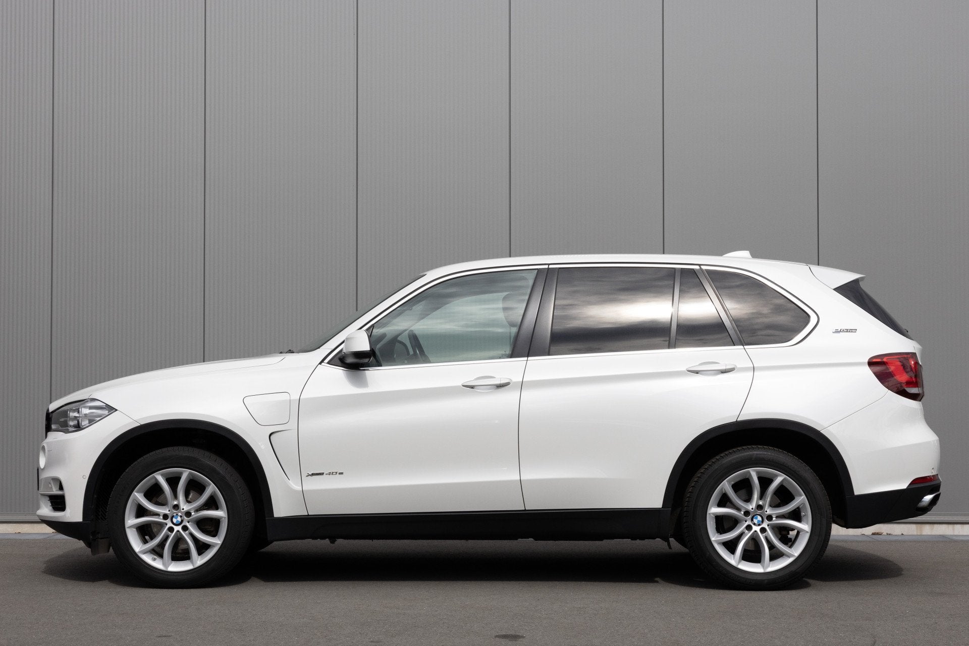 BMW X5 xDrive40e | LEDER | NAVI | CAMERA | ELEKTRISCHE KLEP, Auto's, Gebruikt, 4 cilinders, Wit, Bedrijf