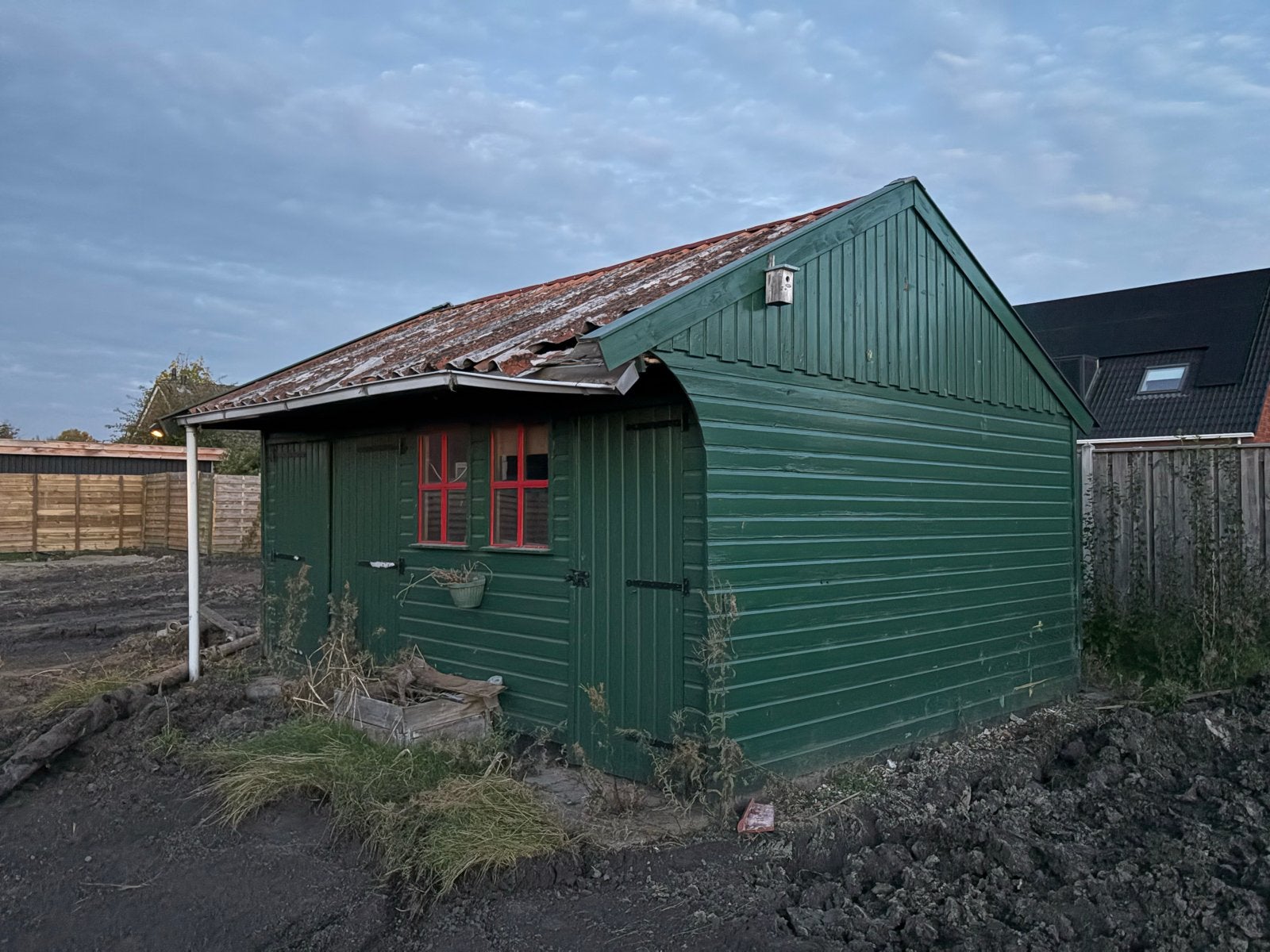 Groene houten schuur met rode ramen, Ophalen of Verzenden, Gebruikt