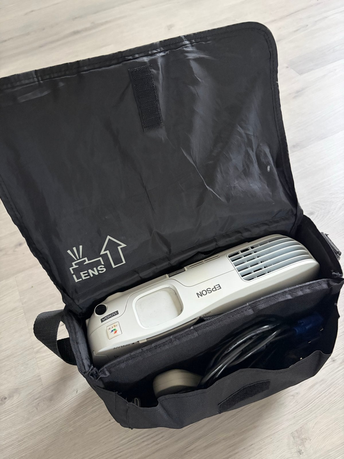 Epson EB-W10 Projector - Zo goed als nieuw met tas, Ophalen, Zo goed als nieuw, LCD, HD (720)