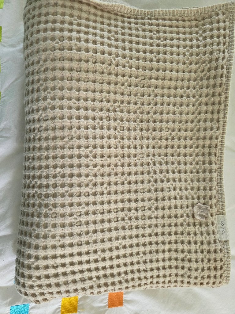 Koeka ledikant deken 100x150 cm oslo wafel teddy Sand/pebble, Kinderen en Baby's, Dekens, Slaapzakjes en Inbakerproducten, Zo goed als nieuw