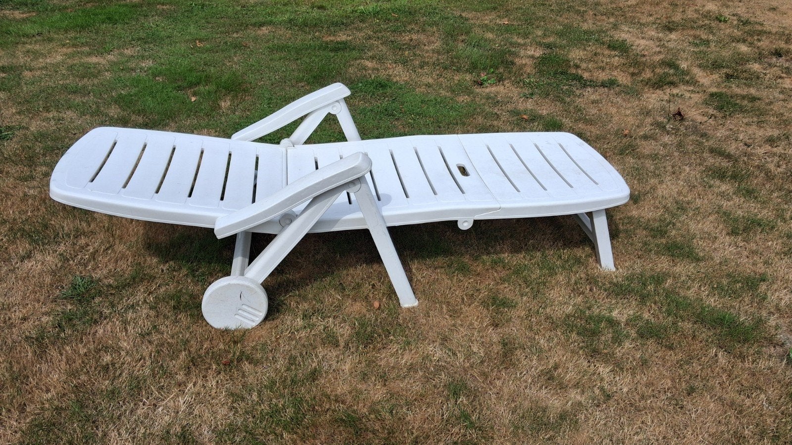 ligbed zonnestoel hard stevig wit plastic, Tuin en Terras, Ligbedden, Ophalen, Zo goed als nieuw, Plastic, Inklapbaar