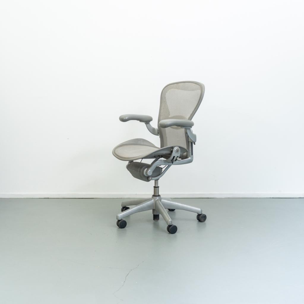 1x Herman Miller Aeron Bureaustoel Mineral/Satijn - maat B, Niet ingevuld, Niet ingevuld, Ophalen of Verzenden, Zo goed als nieuw