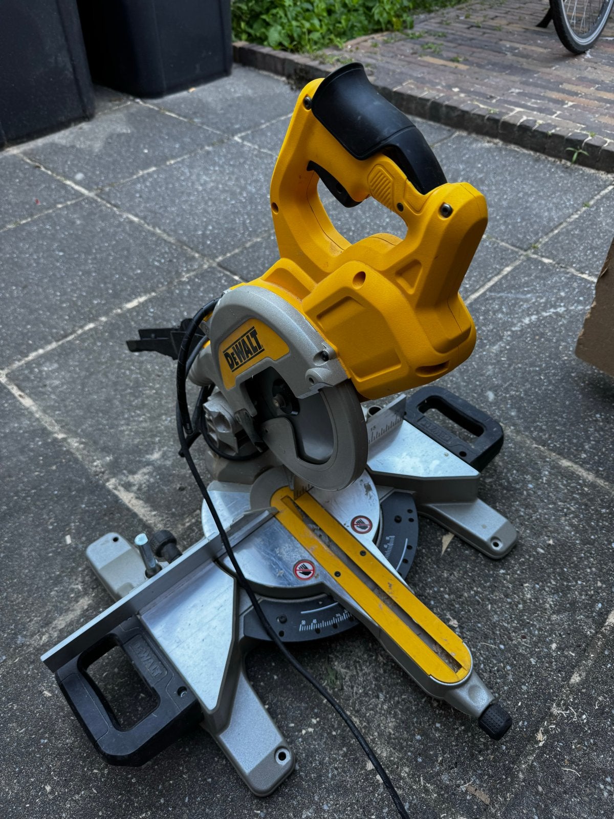 Dewalt DWS777 afkortzaag - Zeer weinig gebruikt, Doe-het-zelf en Verbouw, Gereedschap | Zaagmachines, Ophalen, Gebruikt, 70 mm of meer