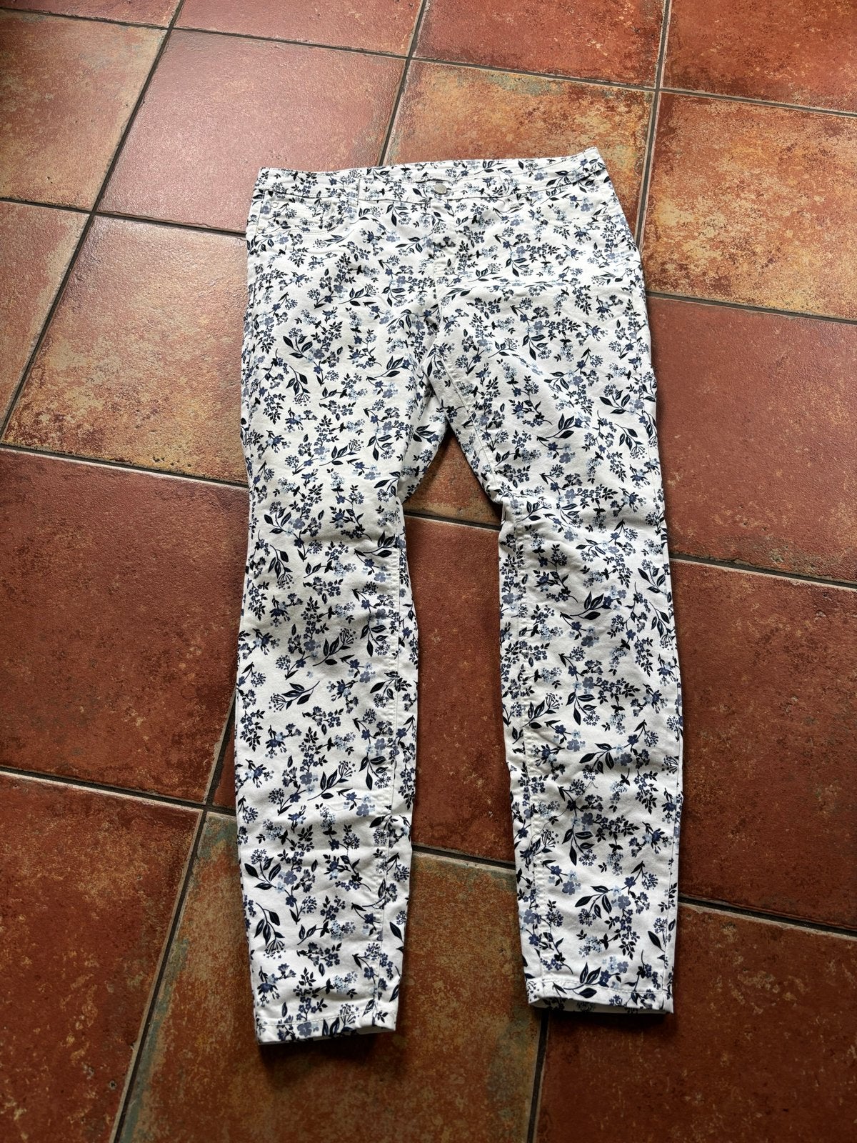 Gebloemde broek maat 44, Meerkleurig, Maat 42/44 (L), Ophalen of Verzenden, Zo goed als nieuw