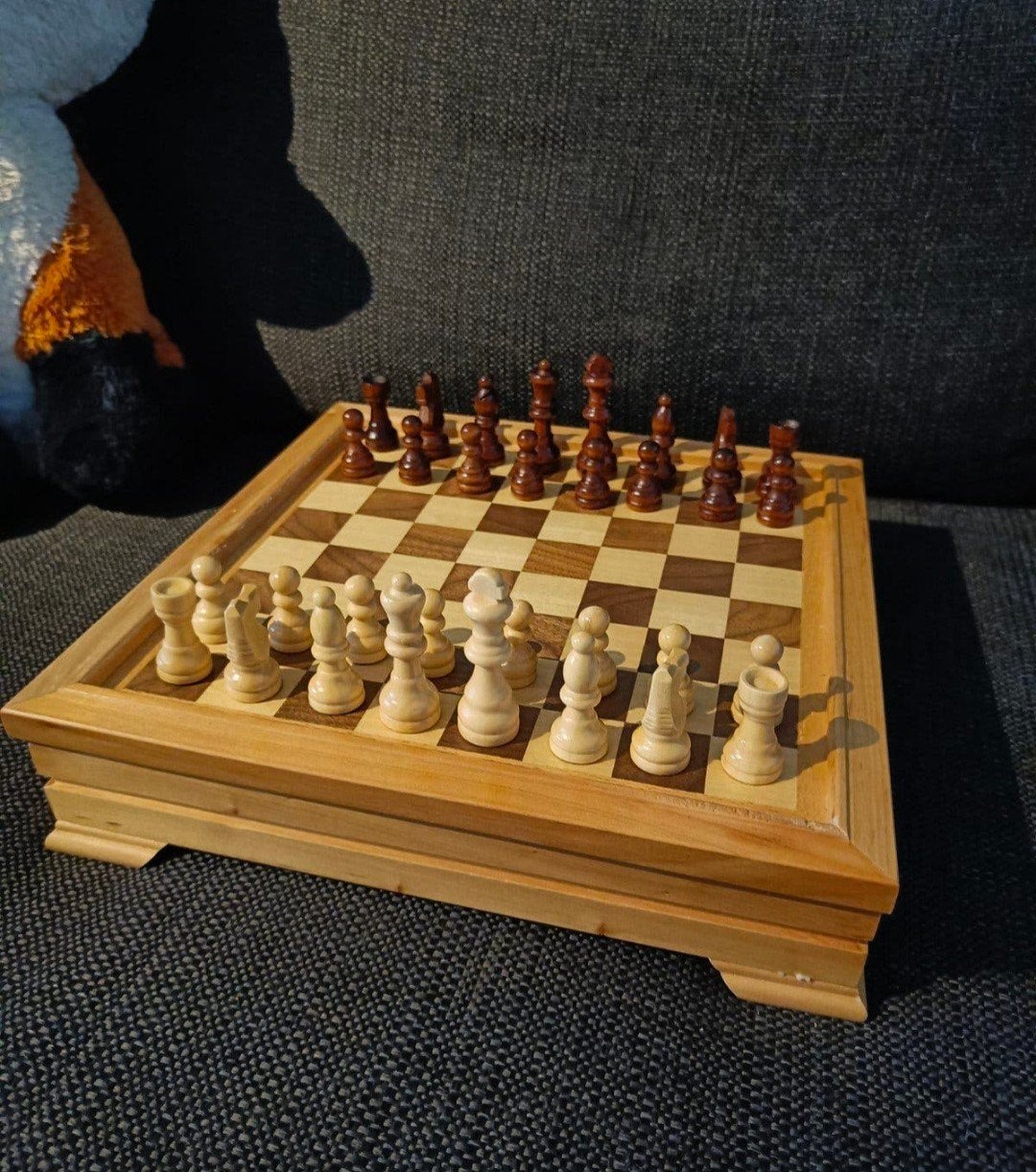 Prachtig verhoogd houten schaakbord met schaakstukken, Ophalen of Verzenden, Minder dan 500 stukjes, Zo goed als nieuw, Schaken