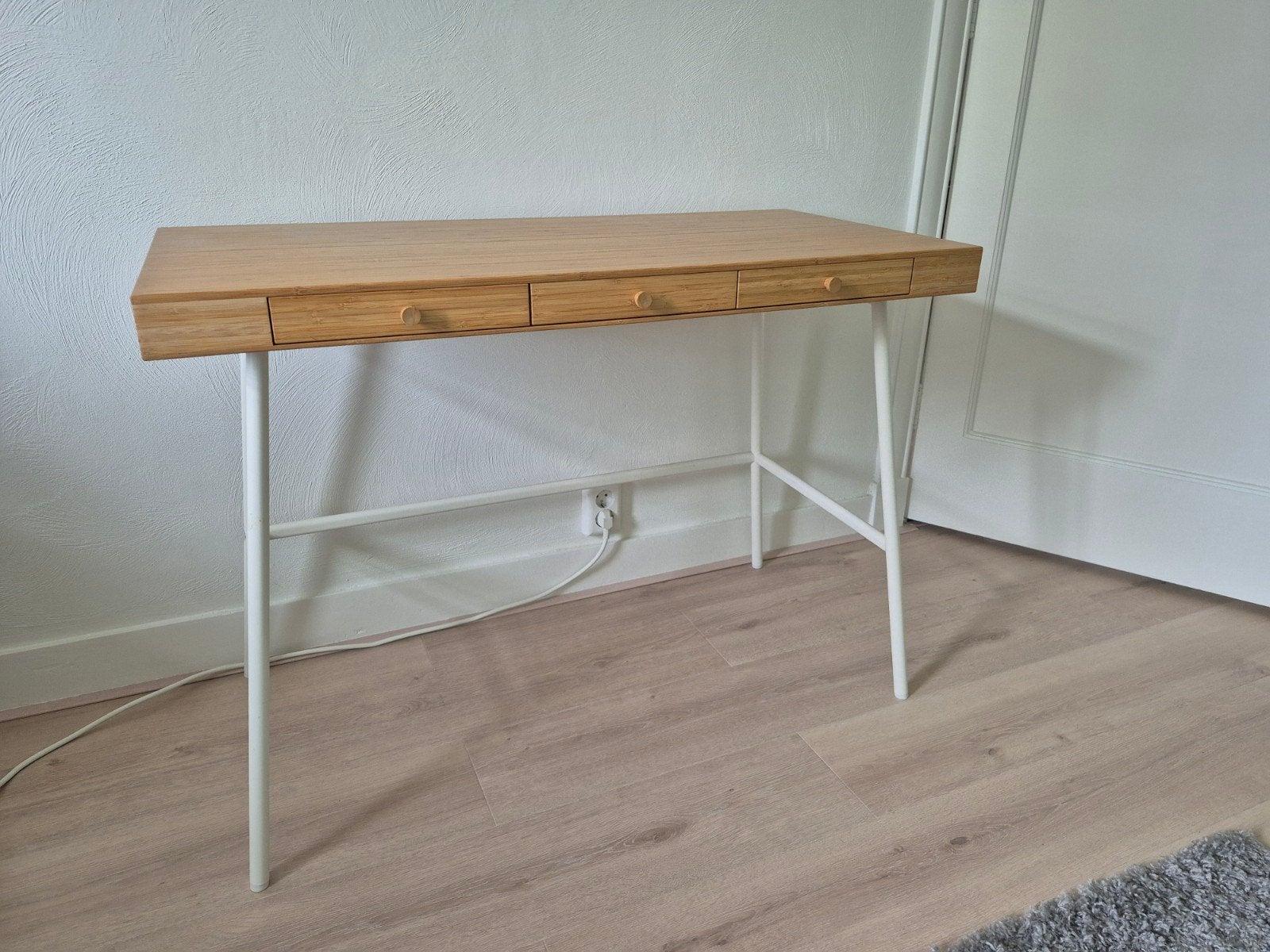 Modern bamboe bureau met 3 lades - Wit onderstel, Ophalen, Hout, Zo goed als nieuw, Overige merken
