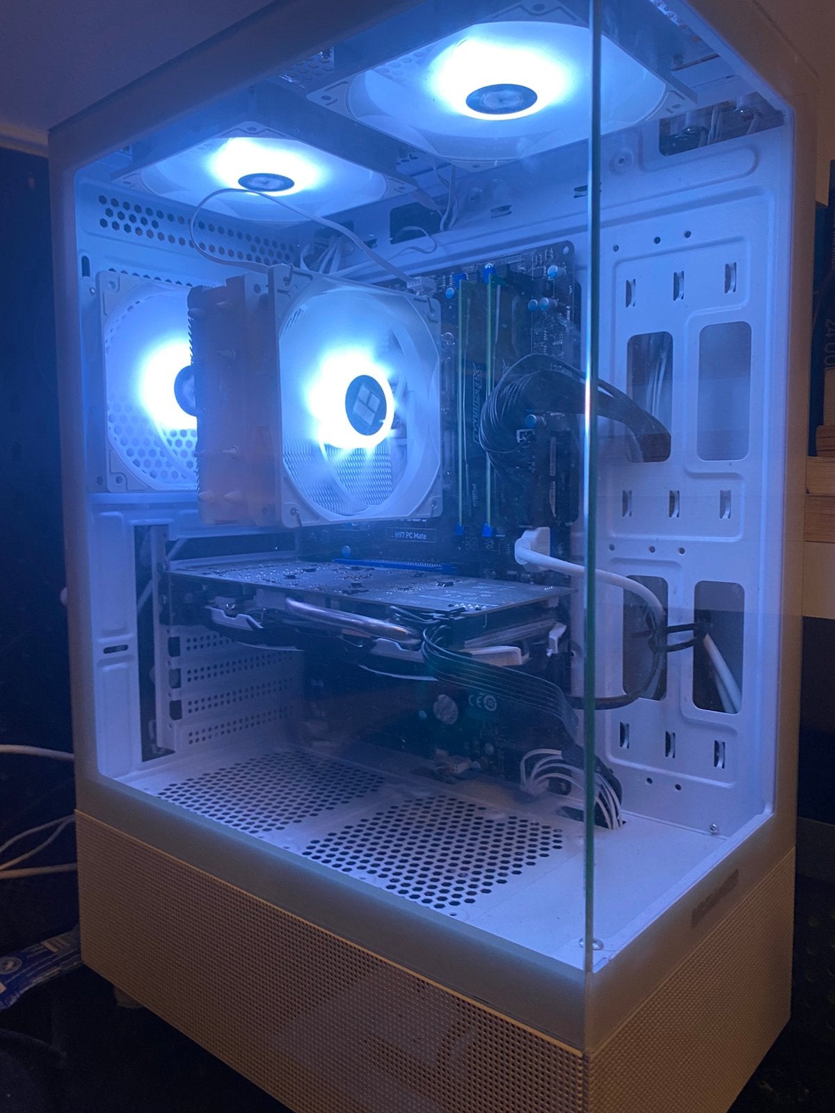PC + toetsenbord + hdmi en stroomkabel + RGB fans, Computers en Software, Desktop Pc's, Ophalen, Gebruikt, Gaming, SSD