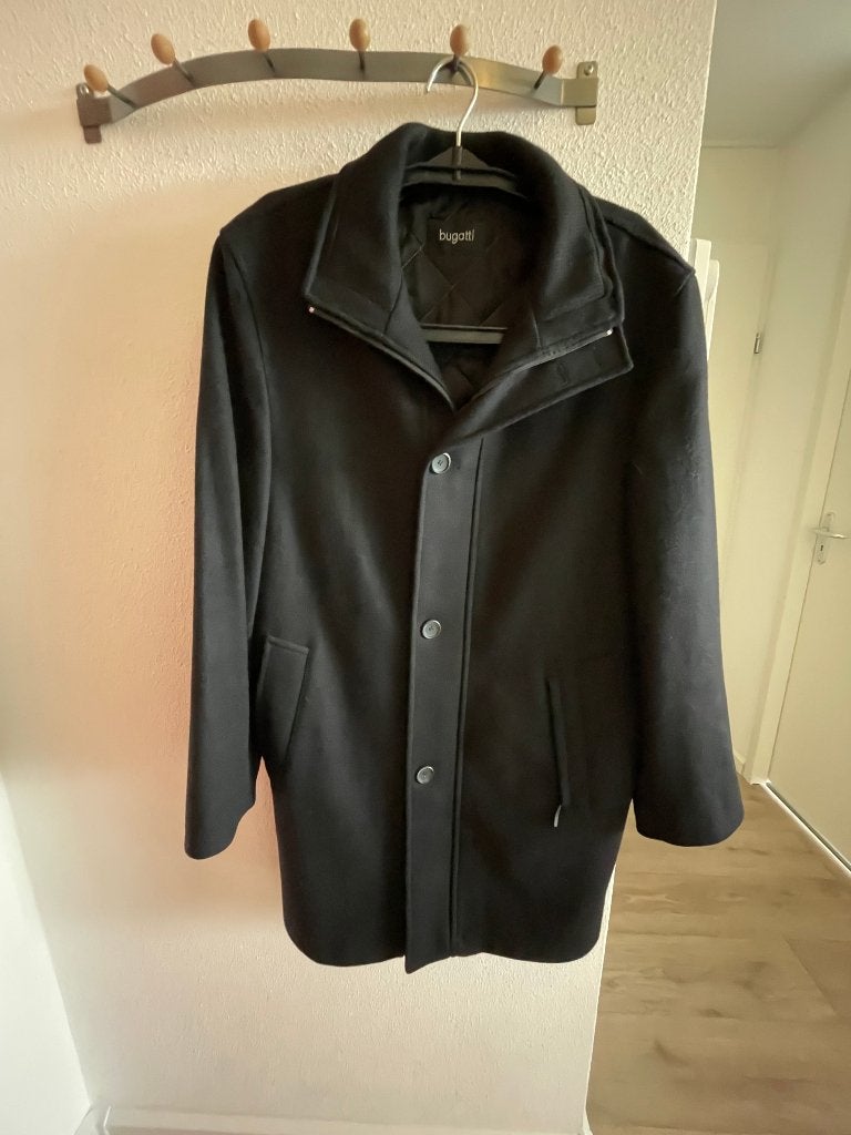 Te koop: NIEUWE zwarte overjas, maat: L; merk: Bugatti., Kleding | Heren, Jassen | Winter, Maat 52/54 (L), Bugatti, Zwart, Nieuw