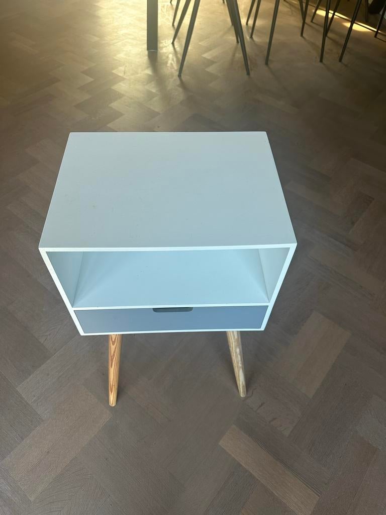 Modern Nachtkastje met Lade en Open Vak, Minder dan 45 cm, Zo goed als nieuw, Hout, 55 tot 70 cm