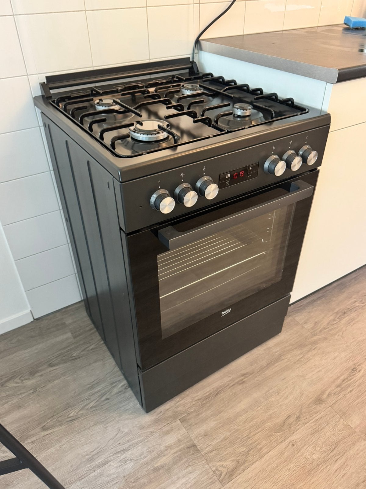 Beko vrijstaand gasfornuis zwart oven (elektrisch) antraciet, Ophalen, 4 kookzones, Zo goed als nieuw, Gas