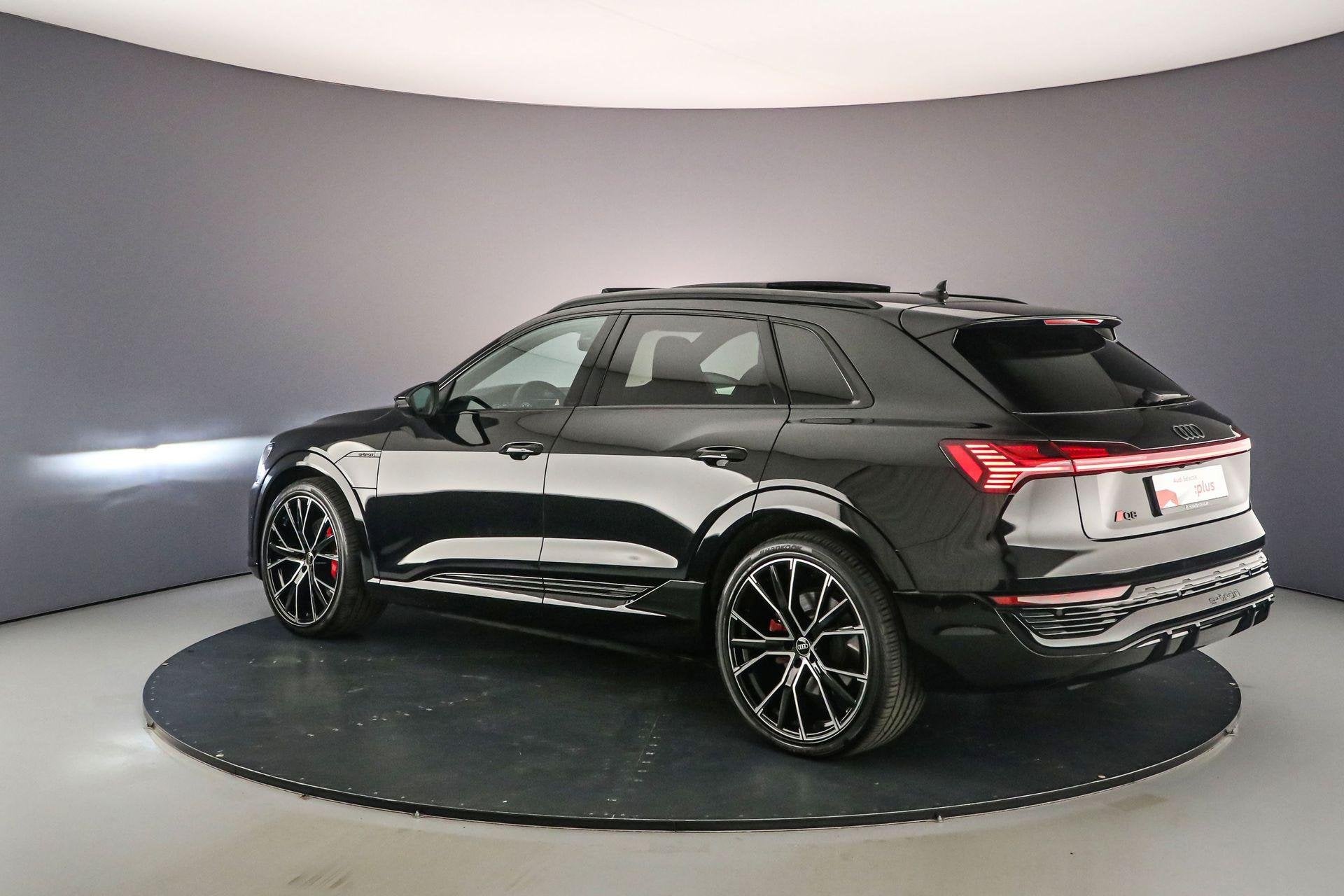Audi Q8 e-tron 55 quattro S Edition 115 kWh | Pano | Leder |, Auto's, Automaat, 131 €/maand, Zwart, Vierwielaandrijving