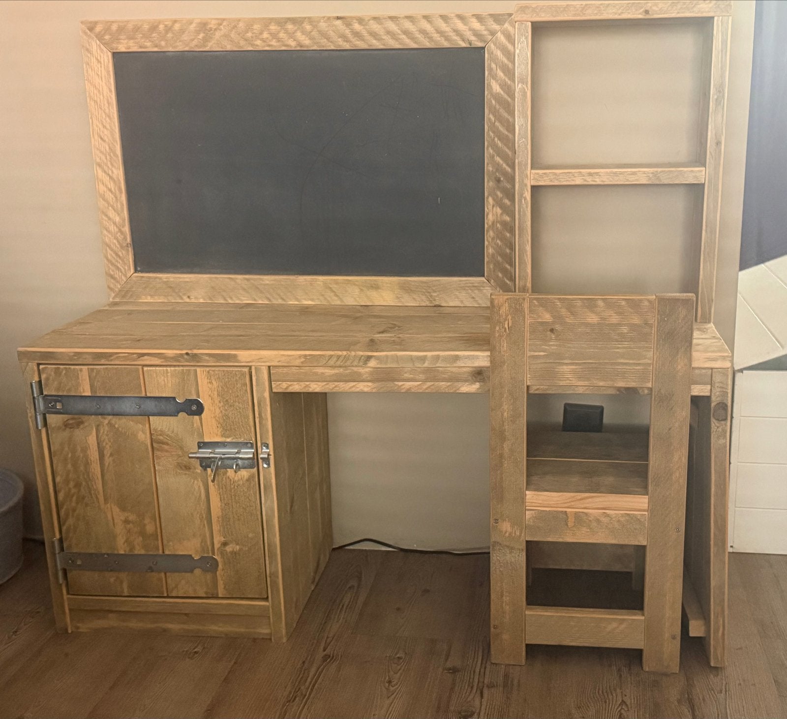 Robuust houten kinderbureau met krijtbord en opbergruimte, Ophalen, Gebruikt, Overige typen