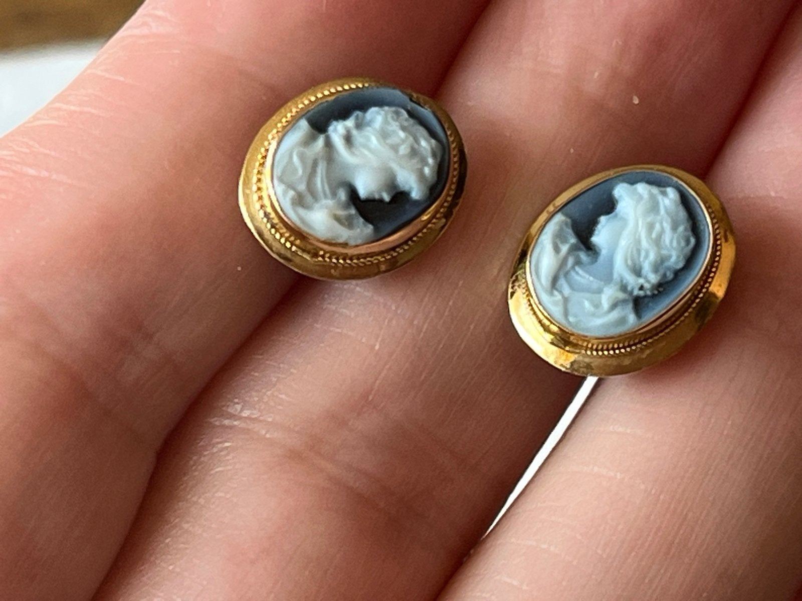 Gouden oorbellen met blauwe Camee - 18 CT goud, Zo goed als nieuw, Knopjes of Stekers, Goud, Verzenden