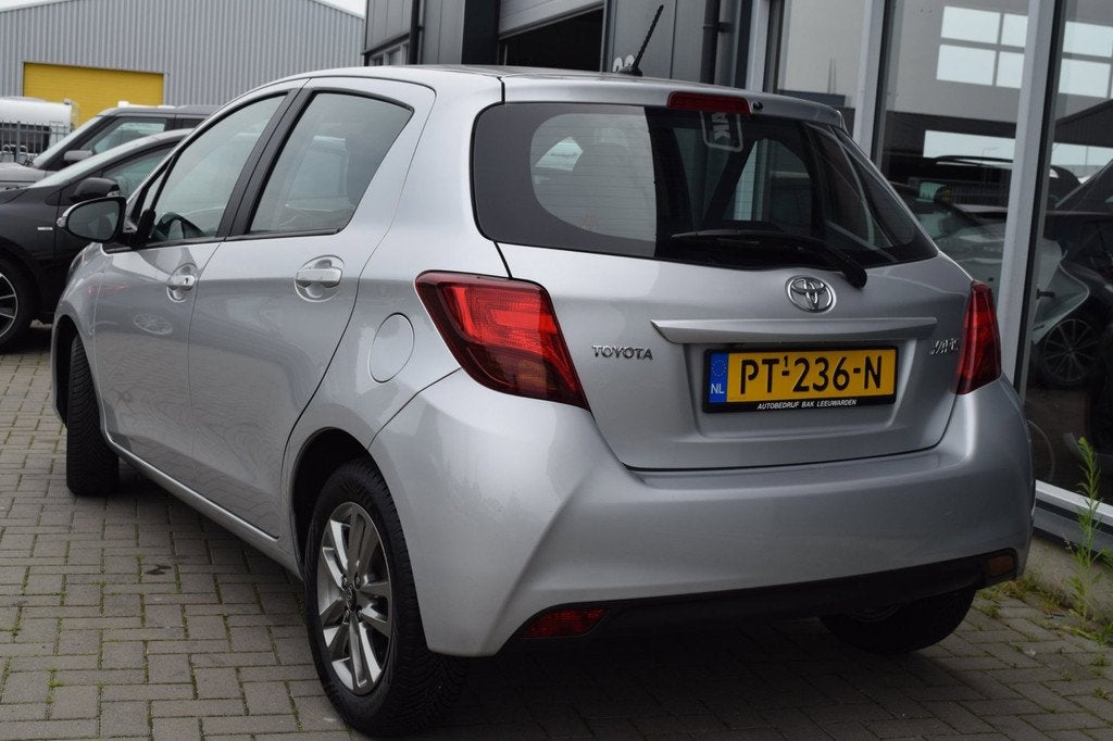 Toyota Yaris 1.3 VVT-i Lounge | Airco | Camera | APK 6-2027, Voorwielaandrijving, Euro 5, Stof, Zwart
