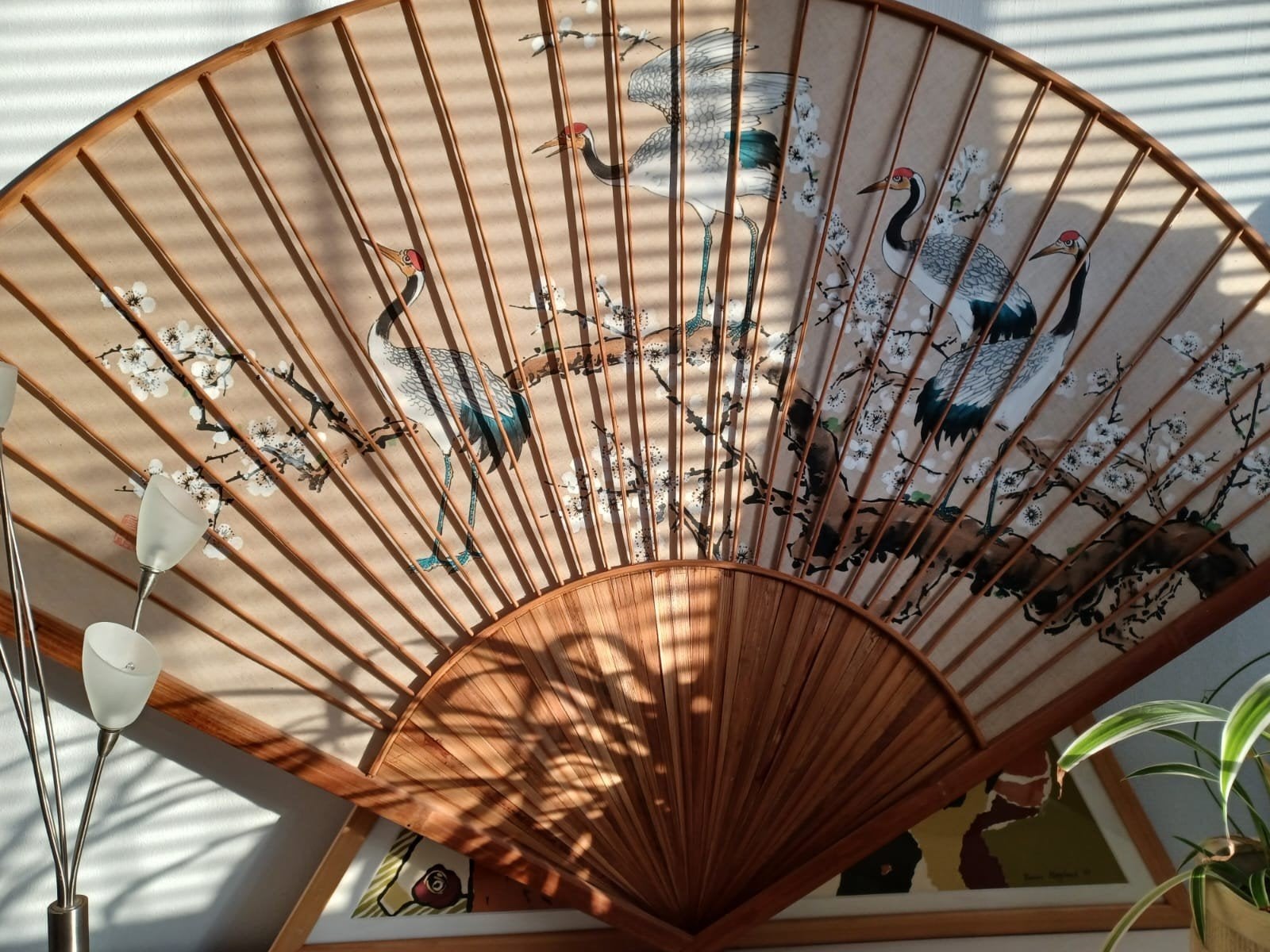 Grote Japanse Waaier met Kraanvogels en Bloesem, Antiek en Kunst, Ophalen