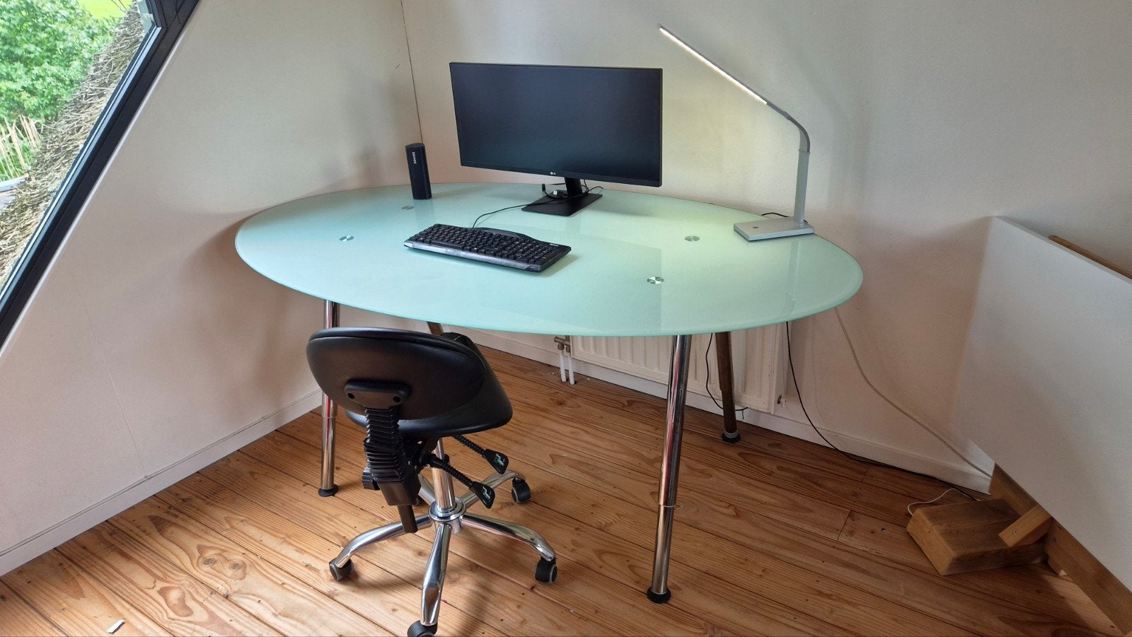Modern ovaal glazen bureau met chromen poten - MOET WEG, Ophalen, Gebruikt, Overige merken, Computerbureau