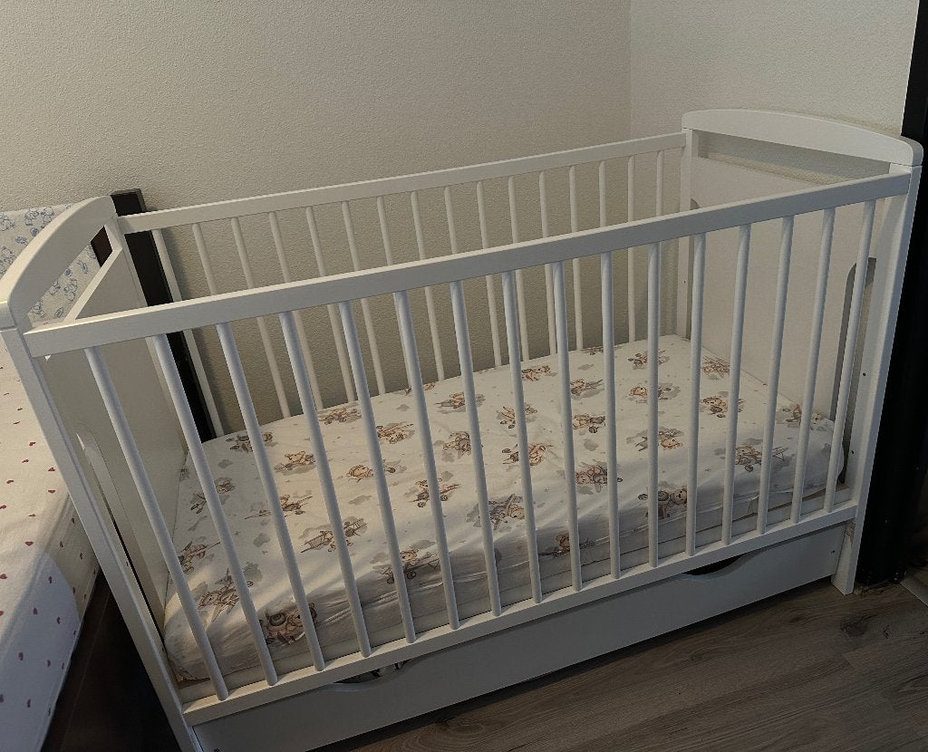 120x60cm baby bed + mattress and accessories, Kinderen en Baby's, Ophalen, Hoogslaper of Stapelbed, Gebruikt, Minder dan 140 cm