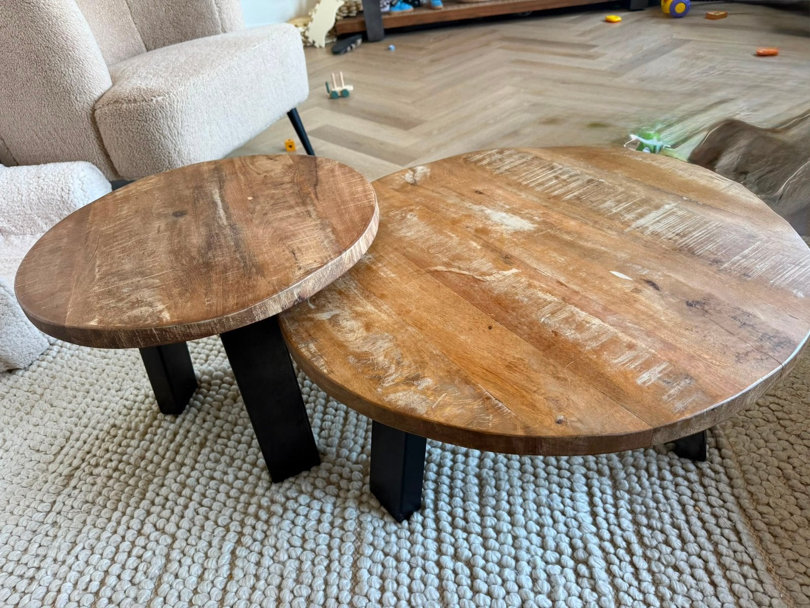 Mango houten salontafels met stalenpoot Eleonora, Huis en Inrichting, Tafels | Salontafels, Ophalen, Zo goed als nieuw, Rond, 50 tot 100 cm
