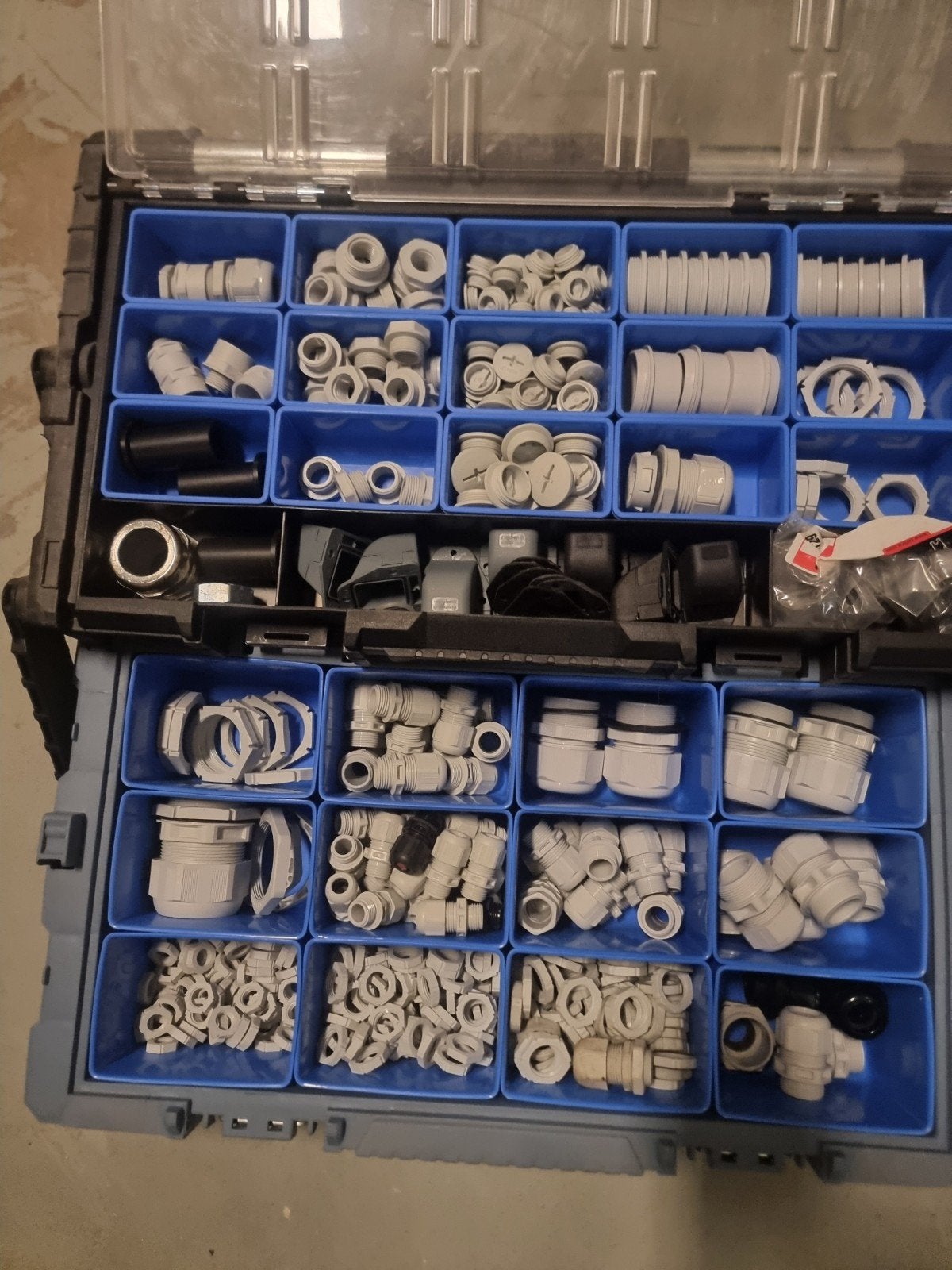 Diverse wartels en kabeldoorvoeren in opbergbox, Doe-het-zelf en Verbouw, Ophalen of Verzenden, Gebruikt, Minder dan 50 mm, Overige typen