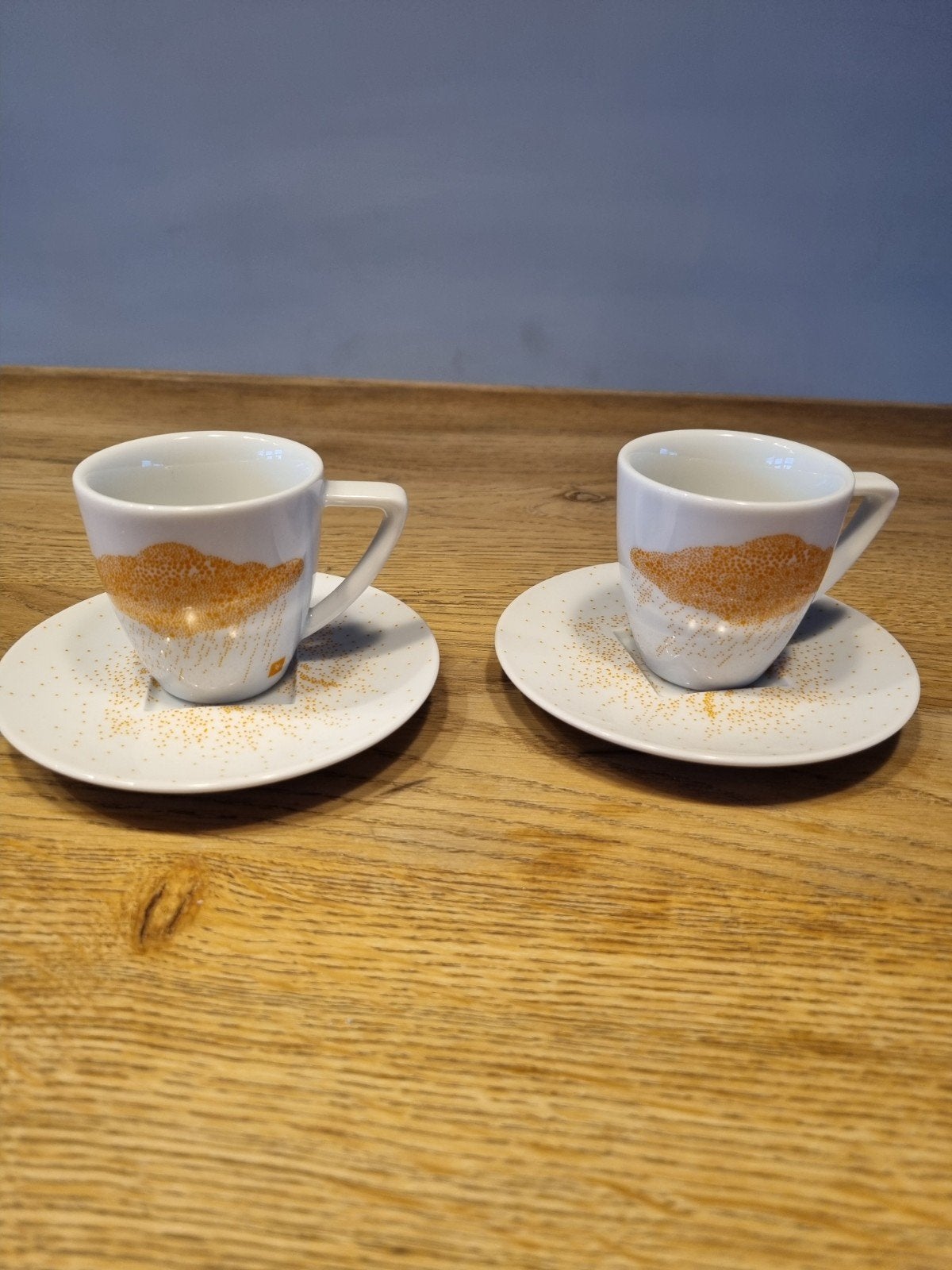Nespresso espresso kopjes met schotels - 2 stuks, Ophalen of Verzenden, Zo goed als nieuw, Modern, Kop(pen) en/of Schotel(s)