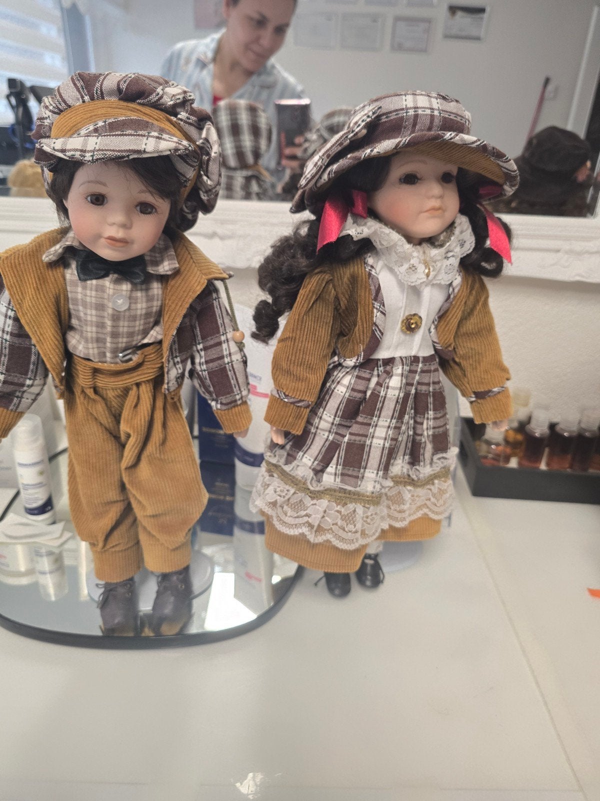 Set van 2 porseleinen poppen in geruite kleding, Ophalen of Verzenden, Zo goed als nieuw, Overige typen