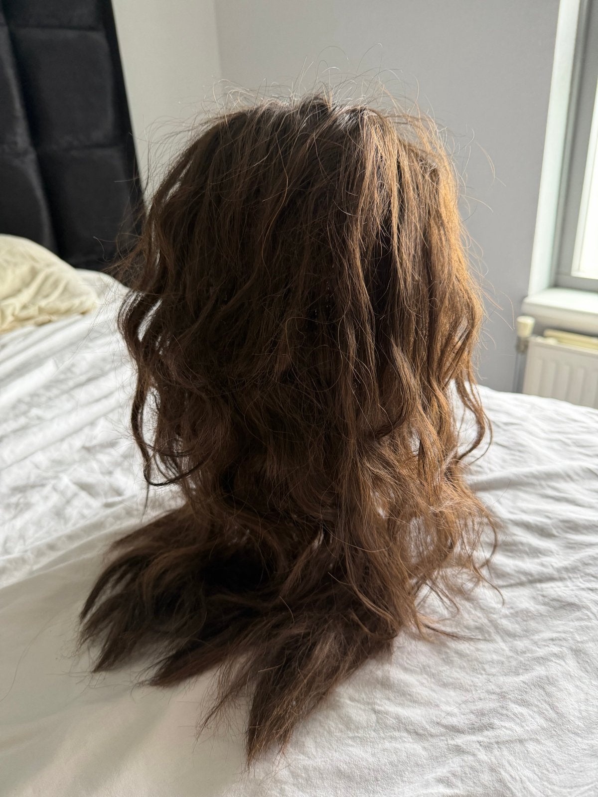 Bruine pruik met krullen - Gebruikt, Sieraden, Tassen en Uiterlijk, Uiterlijk | Haarverzorging, Ophalen of Verzenden, Gebruikt