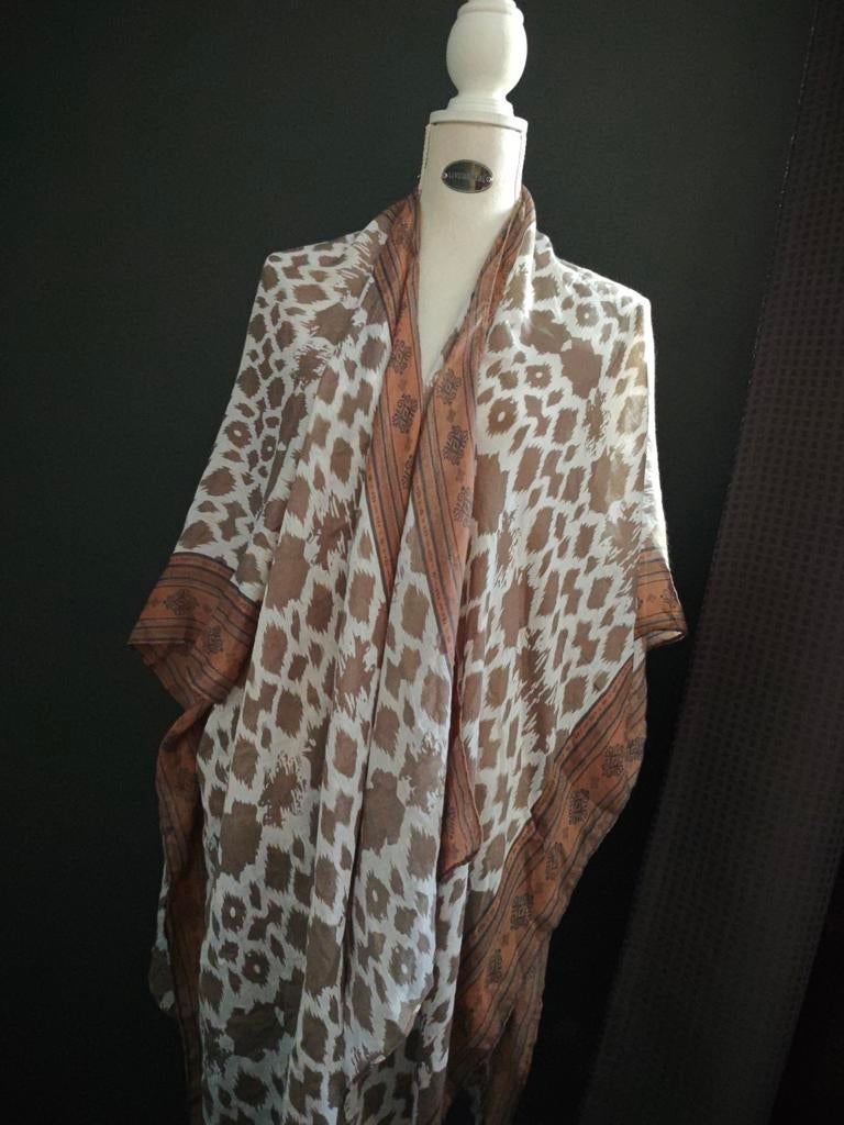 Nieuwe sjaal met mouwtjes - Bruin/Wit print, Kleding | Dames, Mutsen, Sjaals en Handschoenen, Ophalen of Verzenden, Nieuw, Maat 38/40 (M)