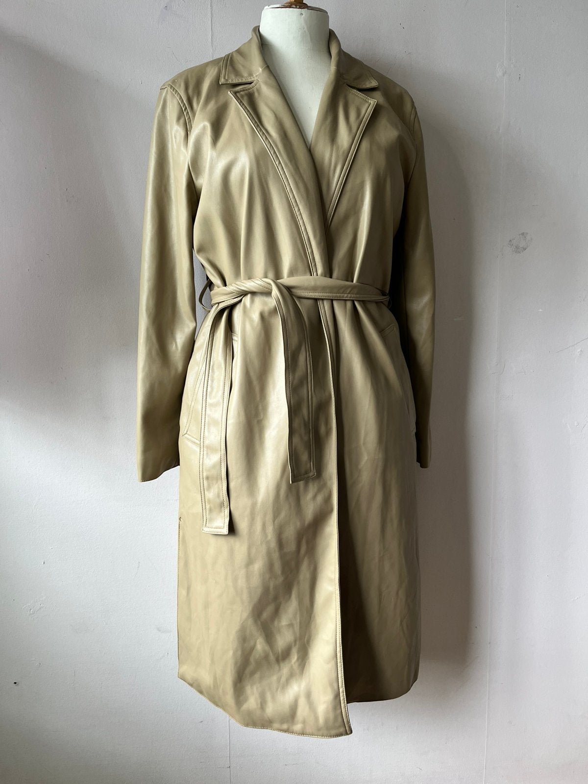 Cotton Club faux leather beige wrap trenchcoat M, Kleding | Dames, Ophalen of Verzenden, Zo goed als nieuw, Beige