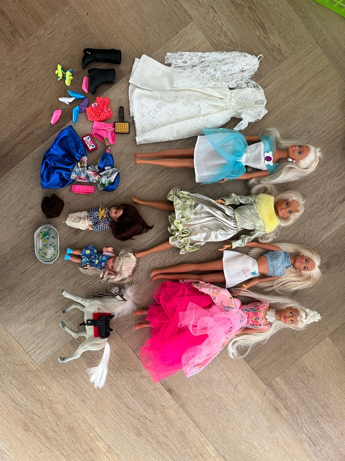 Grote set Barbiepoppen, kleding en accessoires, Ophalen of Verzenden, Gebruikt, Barbie