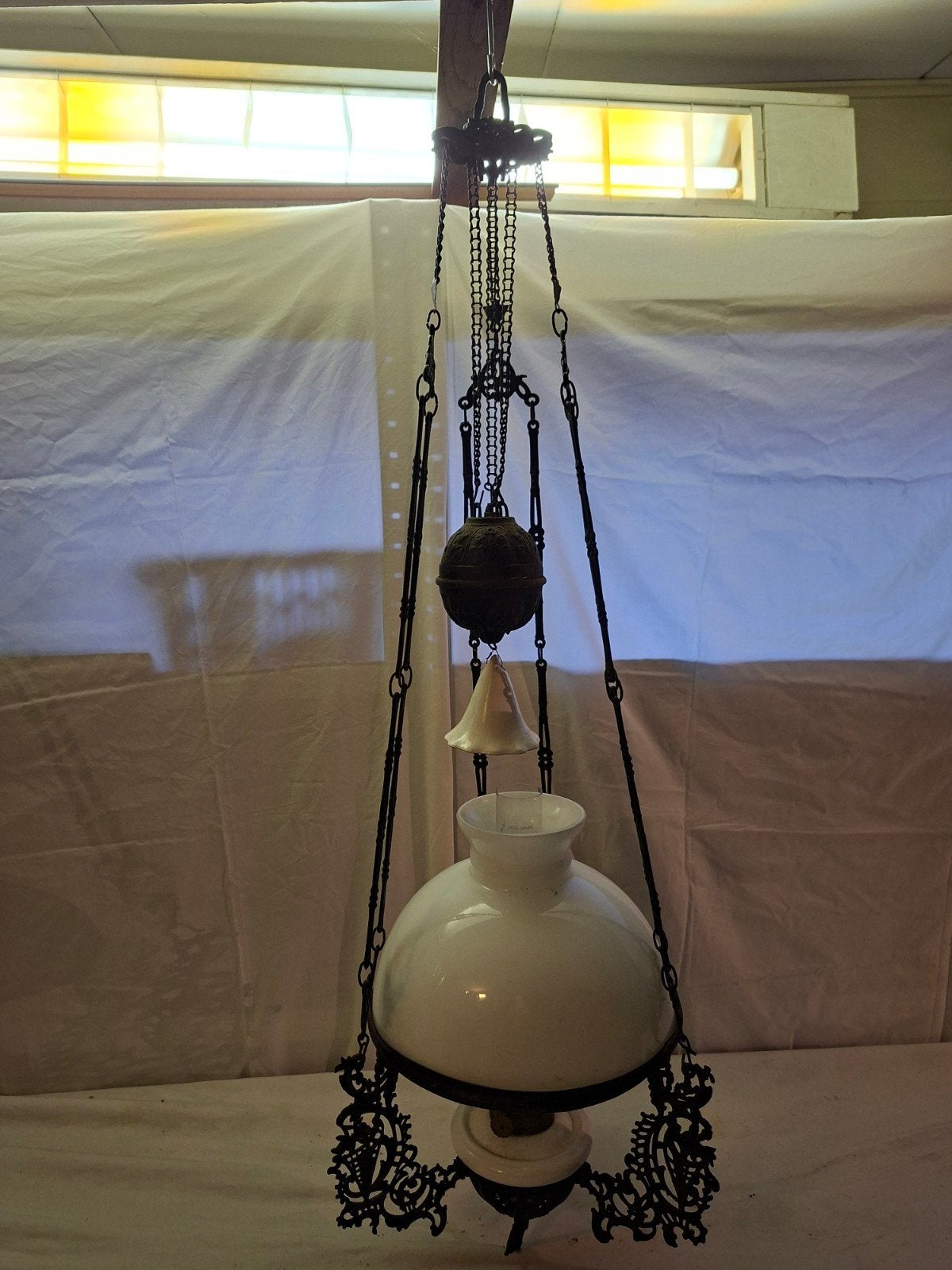 Antieke olielamp met sierlijke smeedijzeren ophanging, Ophalen of Verzenden