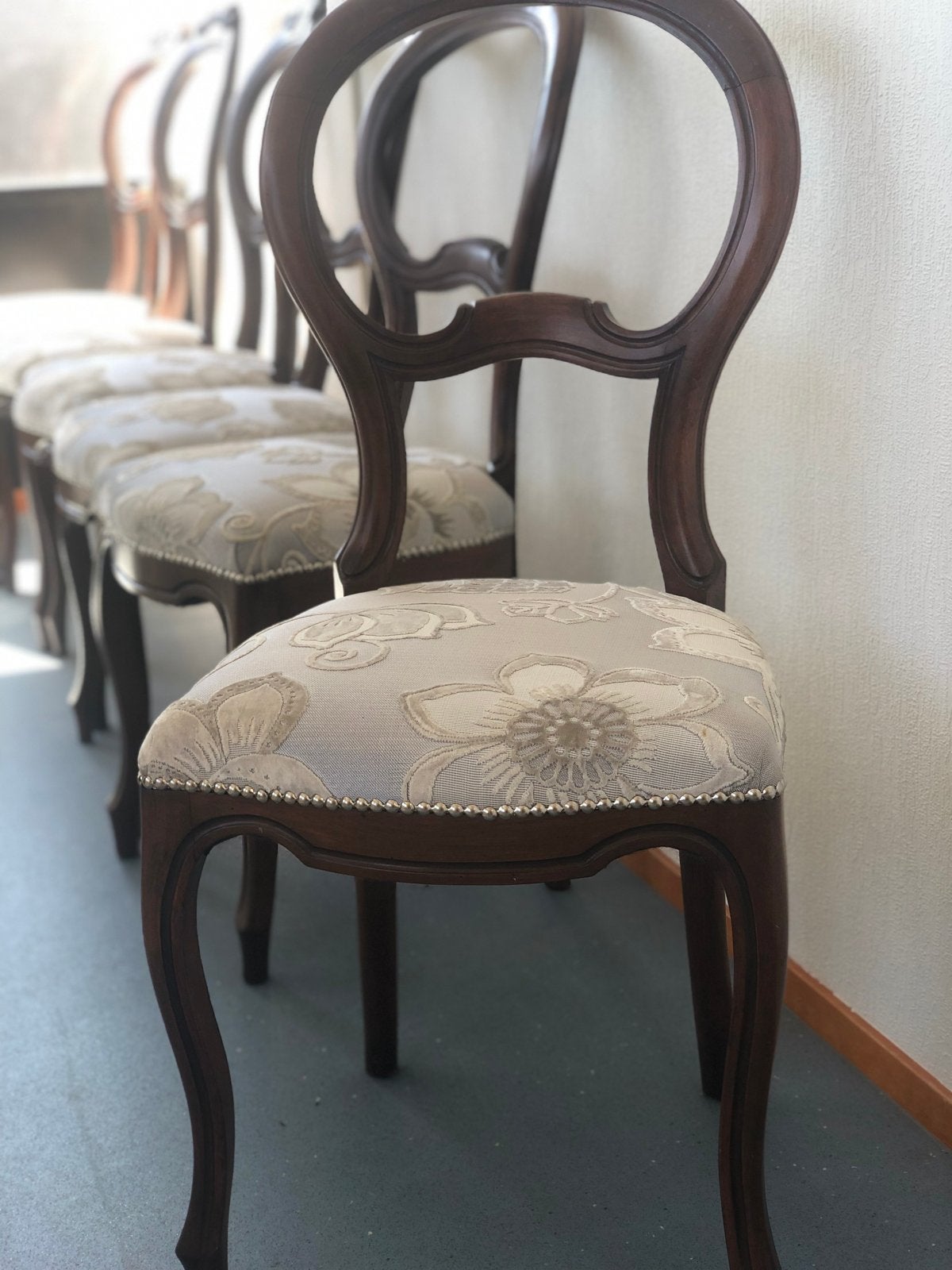 Foto 8 van Mooie uitschuifbare eettafel met 6 originele stoelen