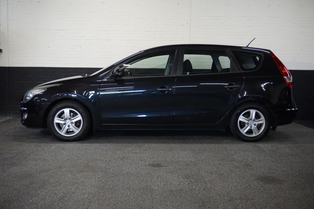 Hyundai i30 CW 1.6i Active | TREKHAAK | AIRCO, Voorwielaandrijving, Stof, 4 cilinders, Zwart