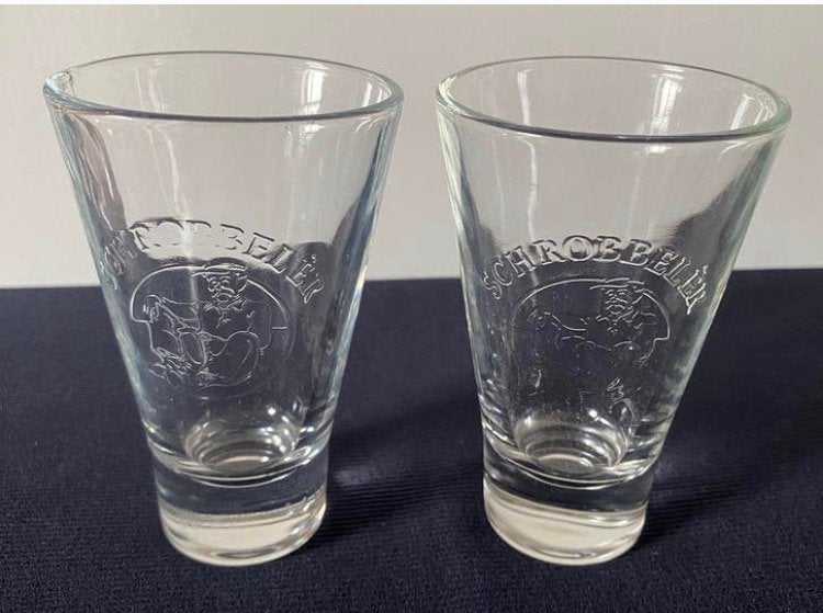 2 Schrobbelèr glazen logo in reliëf en verzw.bodem. H.11 cm., Ophalen of Verzenden, Zo goed als nieuw, Borrel- of Shotglas