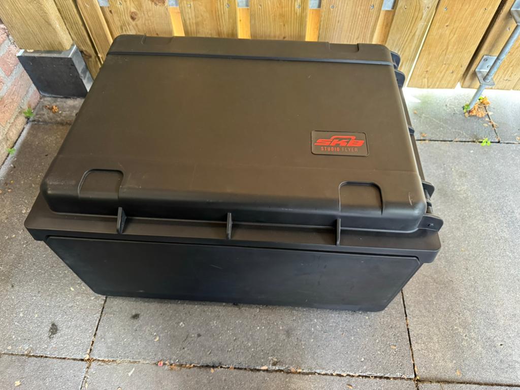 SKB Studio Flyer 4HE – 19” flightcase met wielen, Ophalen of Verzenden, Zo goed als nieuw, Overige instrumenten, Flightcase