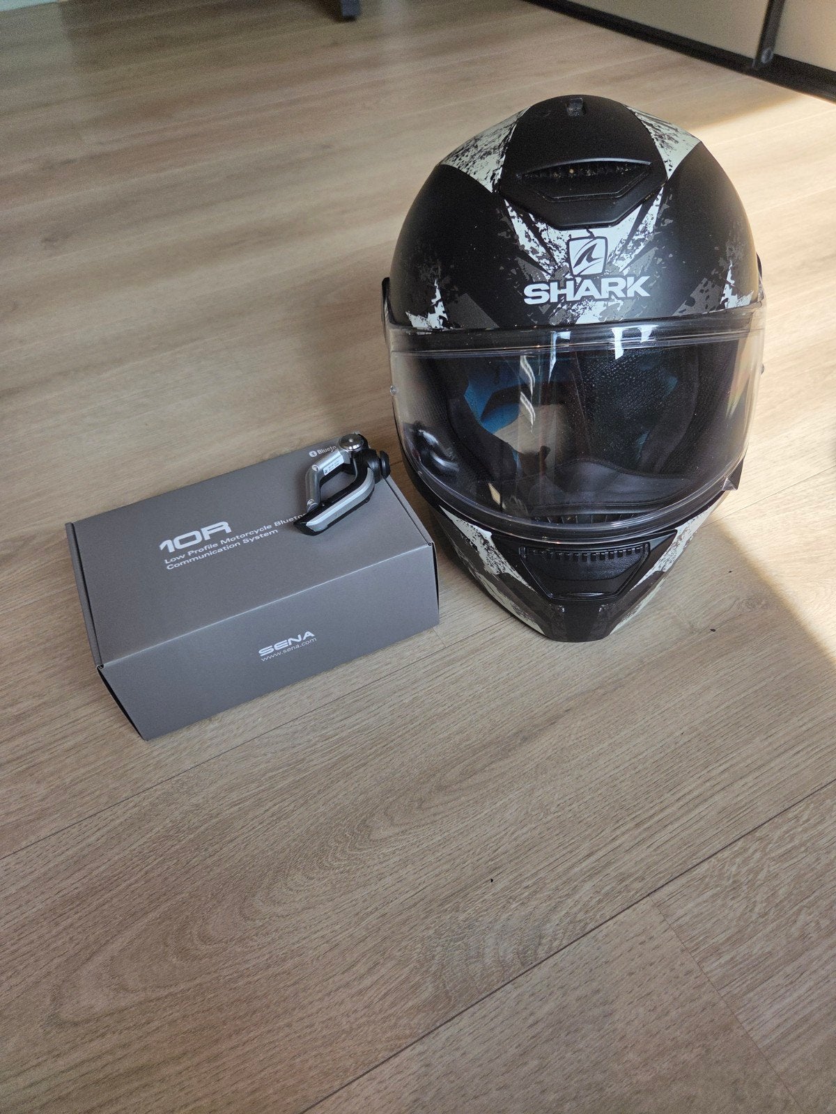 Shark helm maat L met Sena 10R communicatiesysteem, Motoren, Kleding | Motorhelmen, Ophalen of Verzenden