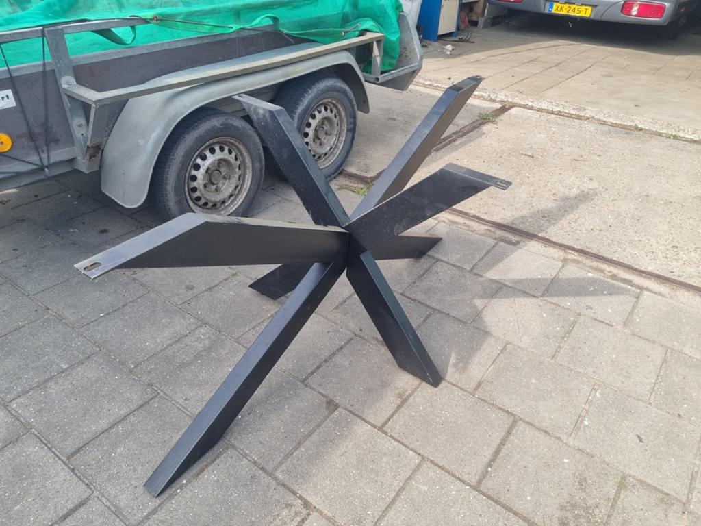 Stalen zwarte tafelpoot - Spider design, Huis en Inrichting, Tafelonderdelen, Ophalen, Zo goed als nieuw, Metaal, Tafelpoot