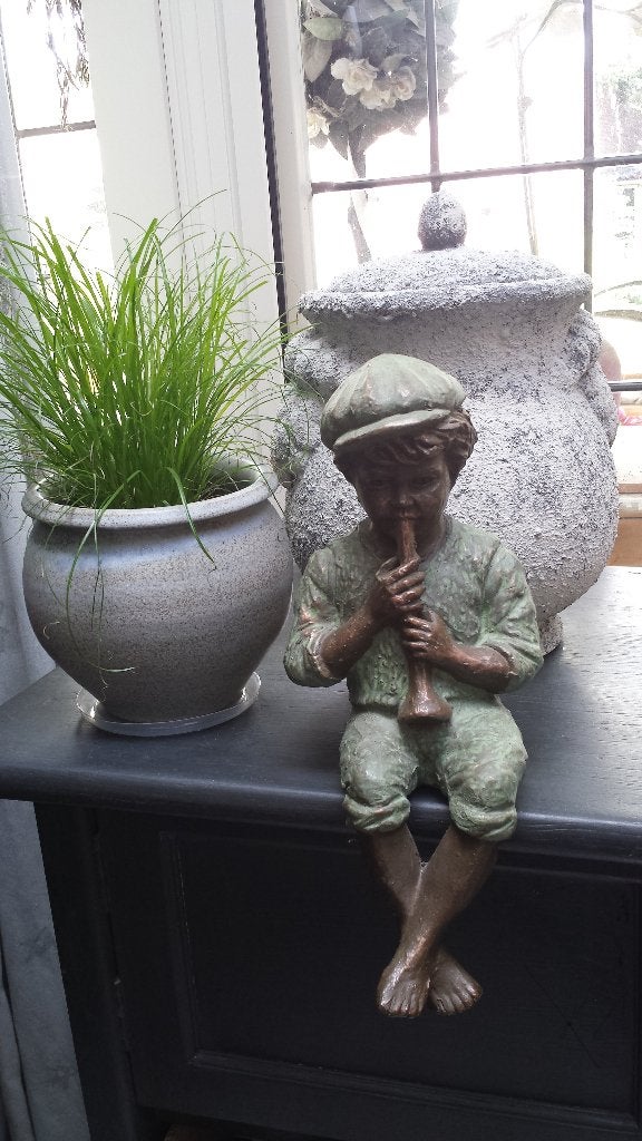 BEELD van Keramist Geert KUNEN <> Jongen met Pet Hoog 31 cm, Antiek en Kunst, Ophalen of Verzenden