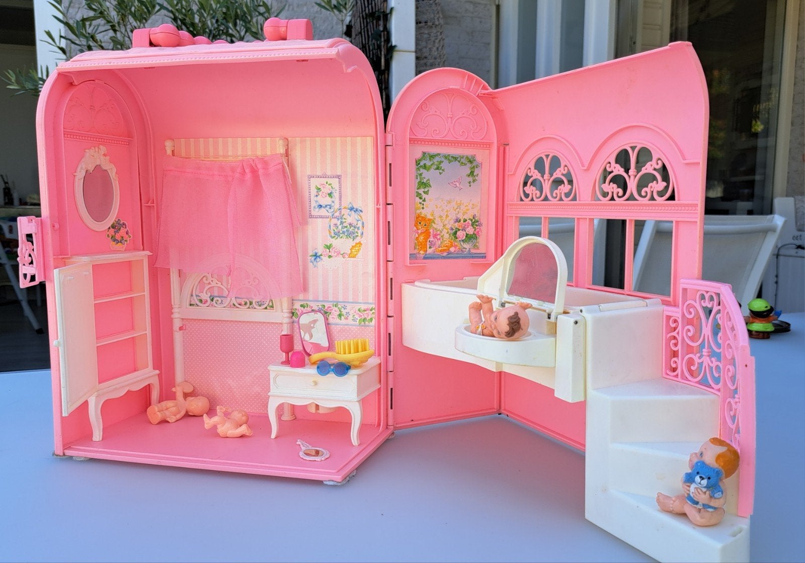 Vintage  Barbie Poppenhuis Koffer - Roze met Meubels, Ophalen of Verzenden, Gebruikt, Poppenhuis