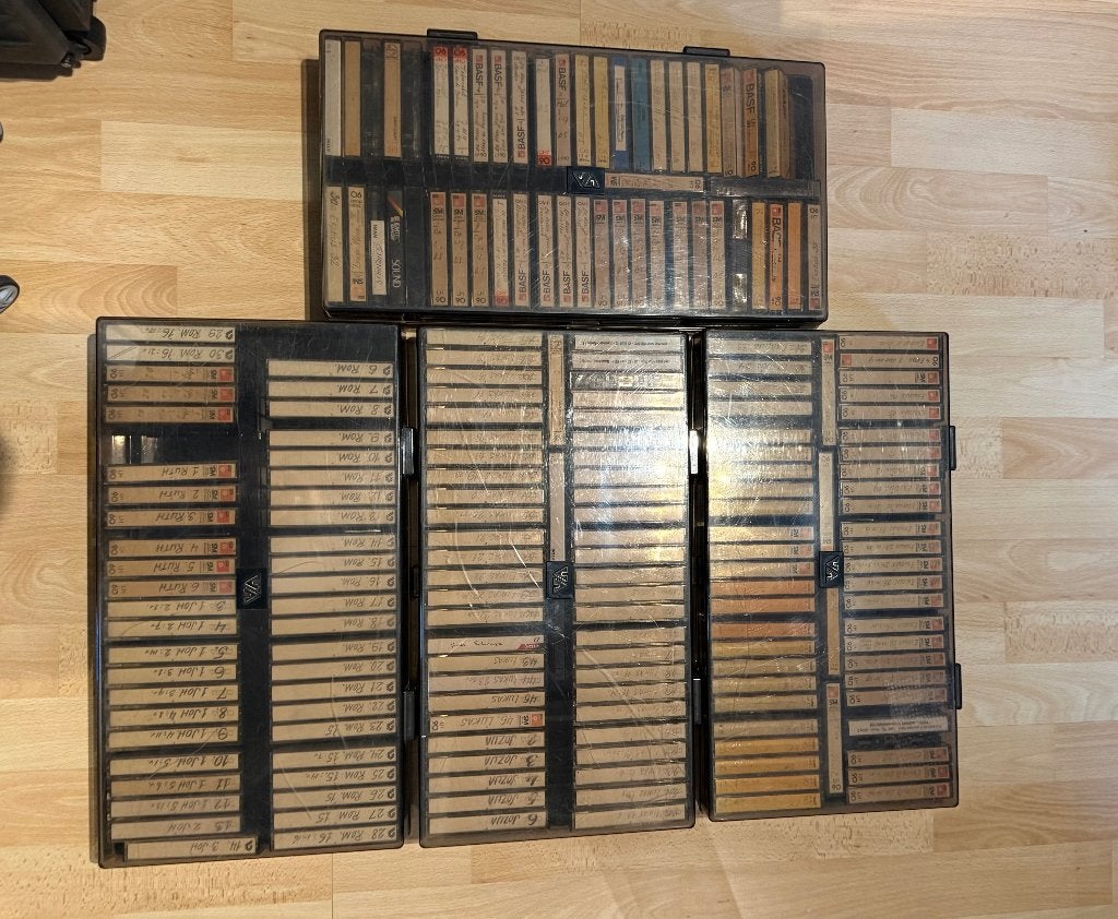 560 cassettebandjes, Ophalen, Zo goed als nieuw, Voorbespeeld, Met bewaardoos, rek of koffer